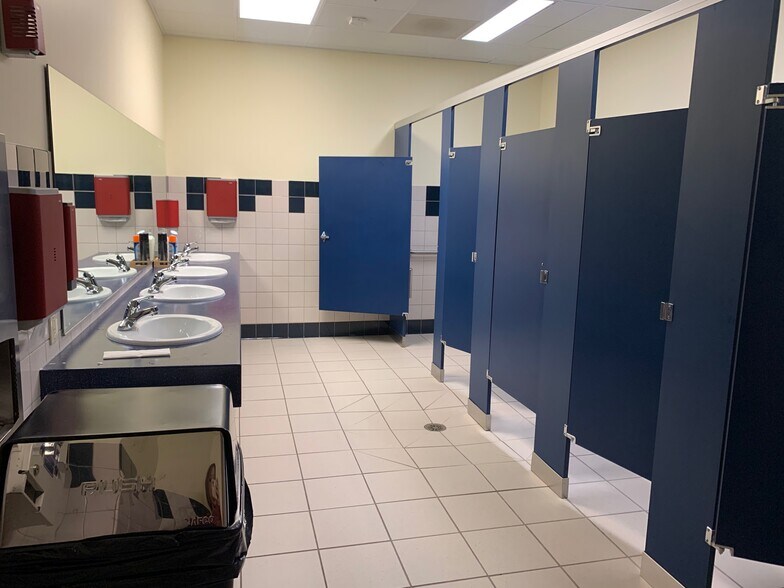 More Photos Of 517 N Westhill Blvd, Appleton Freestanding For Lease