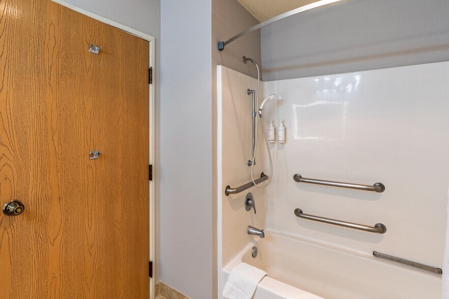 More Photos Of 519 Crook St, Custer Hotel For Sale