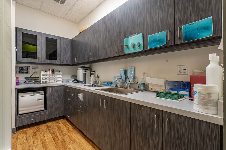 More Photos Of 3000 Woodcreek Dr, Downers Grove Office For Lease