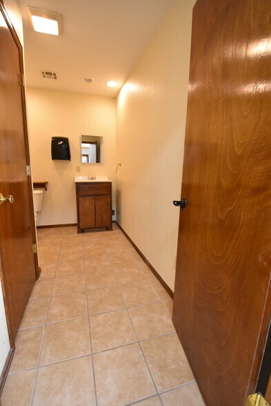 More Photos Of 701 W Broadway, Seminole Manufacturing For Sale