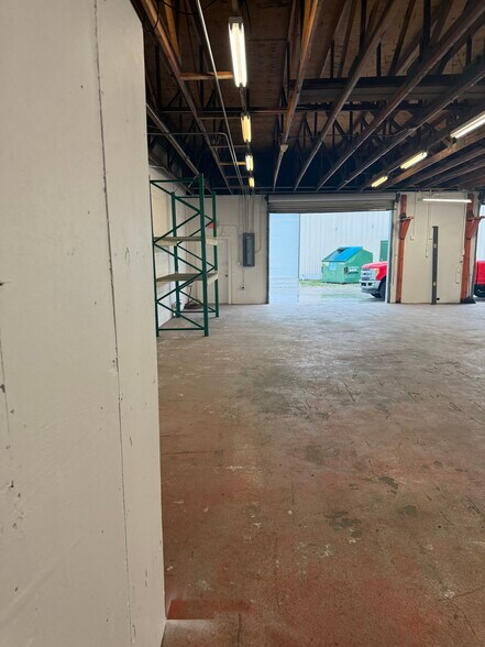 More Photos Of 1412-1414 Viscaya Pky, Cape Coral Warehouse For Lease
