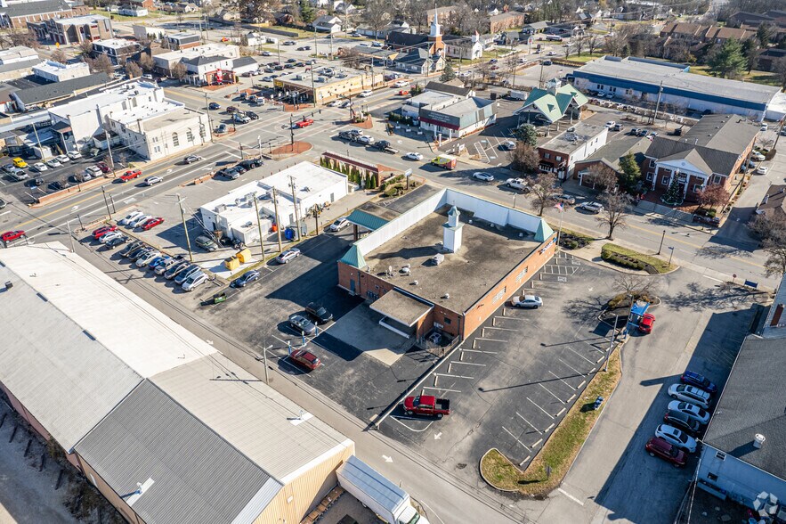 More Photos Of 10417 Watterson Trl, Louisville Bank For Lease