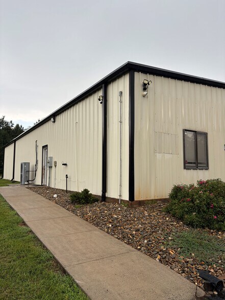 More Photos Of 131 Reep Dr, Morganton Warehouse For Lease