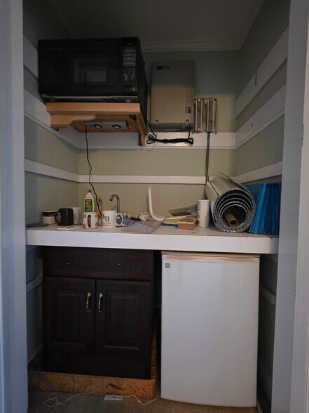 More Photos Of 2034 W 5th St, Washington Showroom For Sale