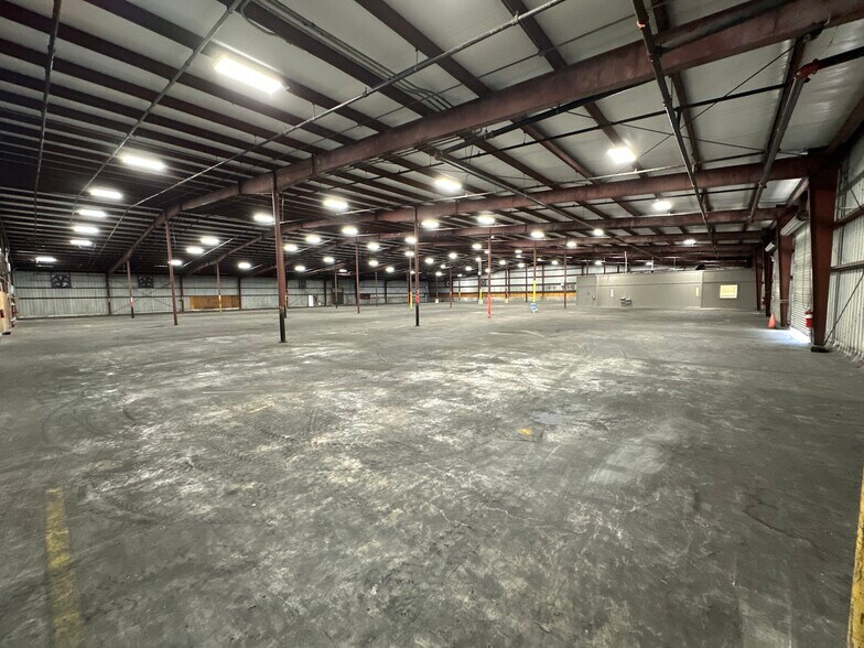 More Photos Of 2930 Maine Ave, Lakeland Distribution For Sale