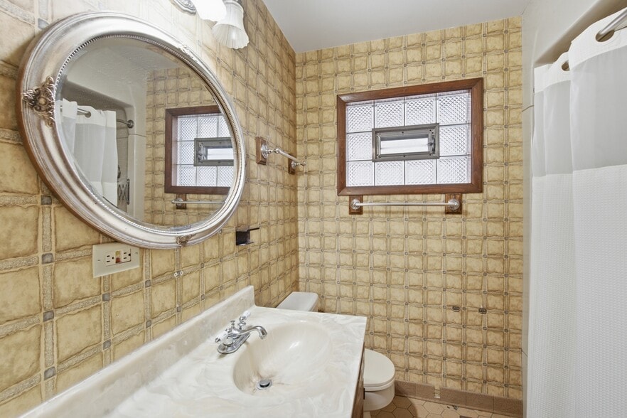 More Photos Of 6240 N Avondale Ave, Chicago Specialty For Sale