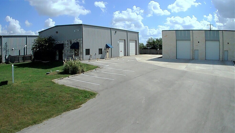 More Photos Of 641 Commercial Dr, Buda Warehouse For Lease