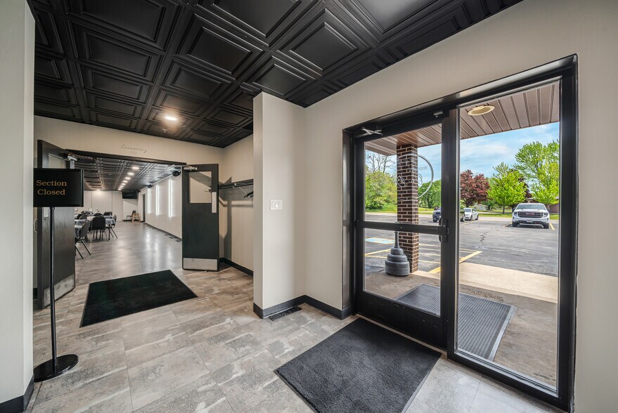 More Photos Of 689 Broadway, Berlin Restaurant For Sale