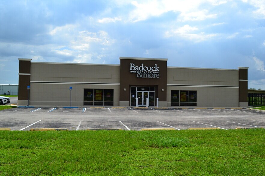 More Photos Of 1401 US Highway 17 N, Fort Meade Freestanding For Sale