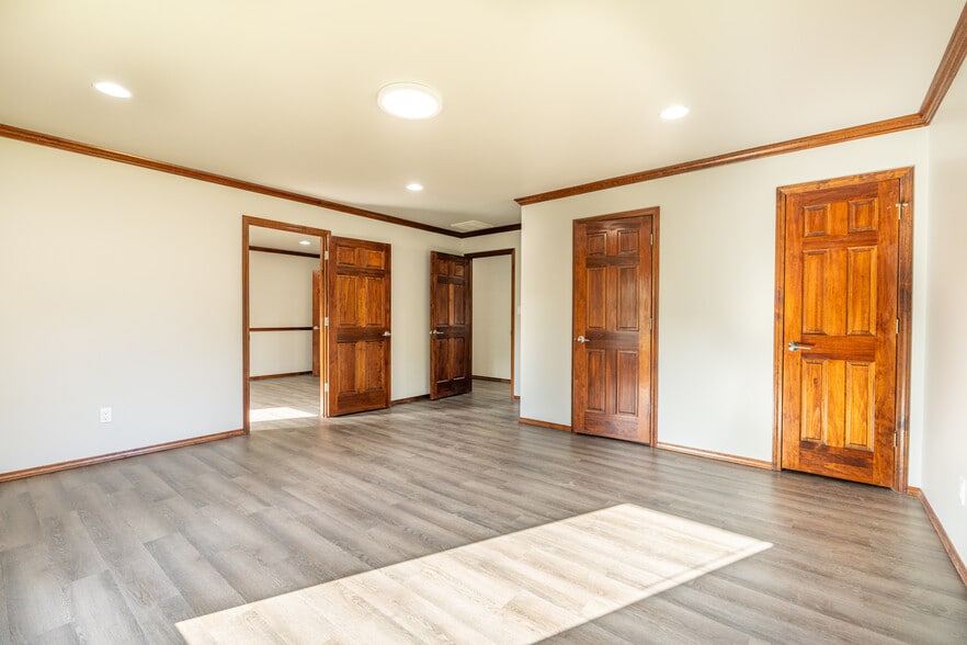 More Photos Of 8984 S Park Rd, Rogers Office For Lease