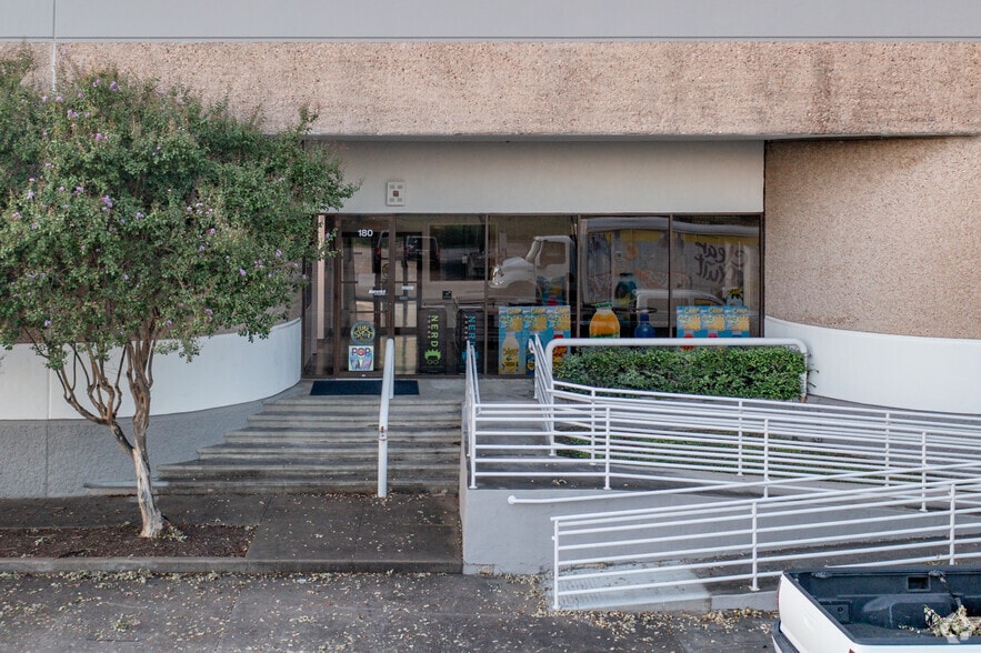 More Photos Of 4555 Airline Dr, Houston Warehouse For Lease