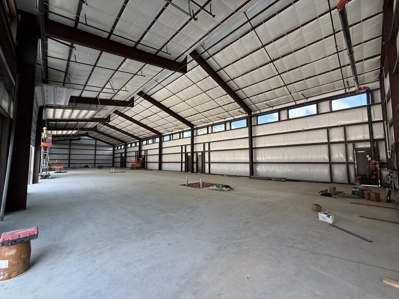 More Photos Of 2007 Airport Rd, Conroe Unknown For Lease