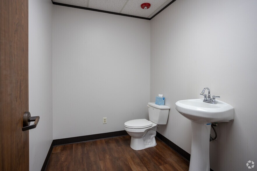 More Photos Of 2400 Augusta Dr, Houston Office For Lease