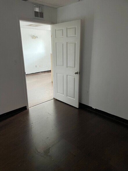 More Photos Of 6618-6628 26th Ct E, Sarasota Warehouse For Lease