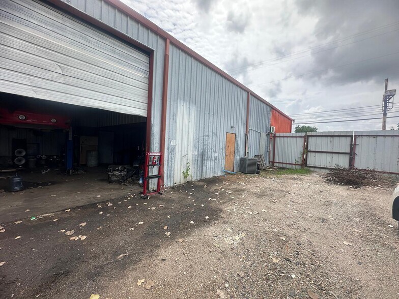 More Photos Of 5454 N Shepherd Dr, Houston Auto Salvage Facility For Lease