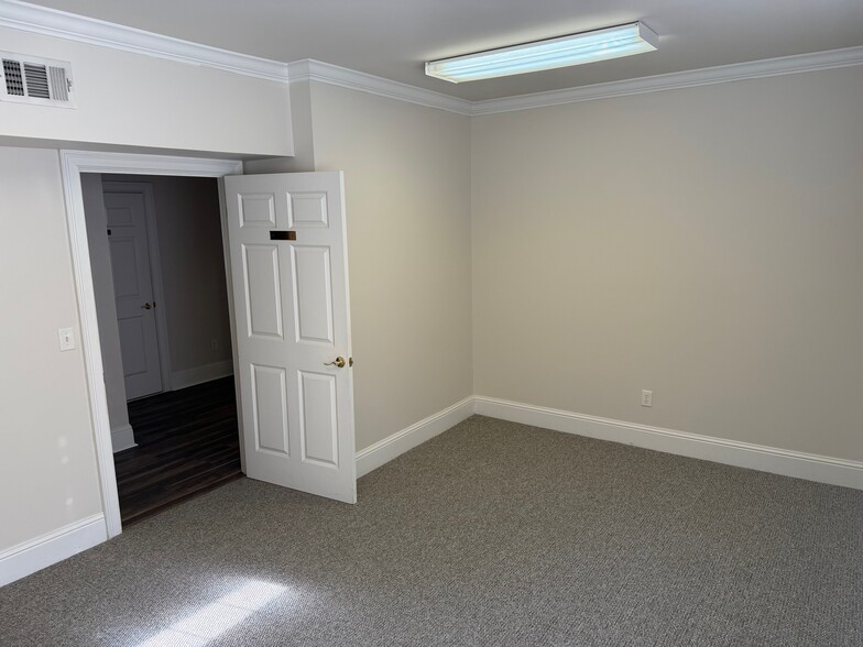 More Photos Of 327 Dahlonega St, Cumming Office For Lease