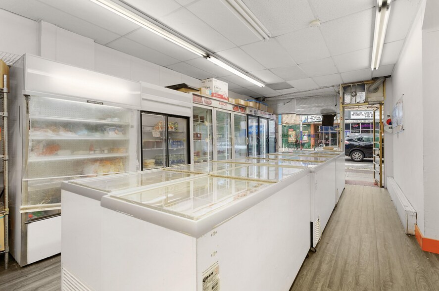 More Photos Of 676 Bloor St W, Toronto Storefront Retail Residential For Sale