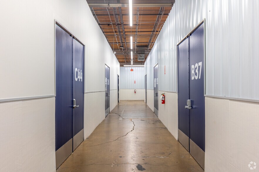 More Photos Of 3131 W Bolt St, Fort Worth Warehouse For Lease