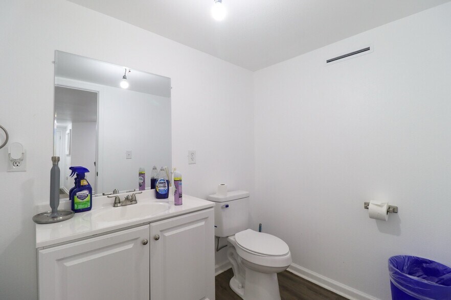 More Photos Of 305 Victor St, Austin Warehouse For Sale