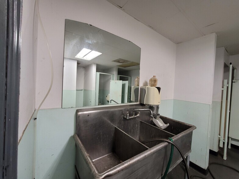 More Photos Of 148 Industrial Park Dr, Rockingham Warehouse For Sale