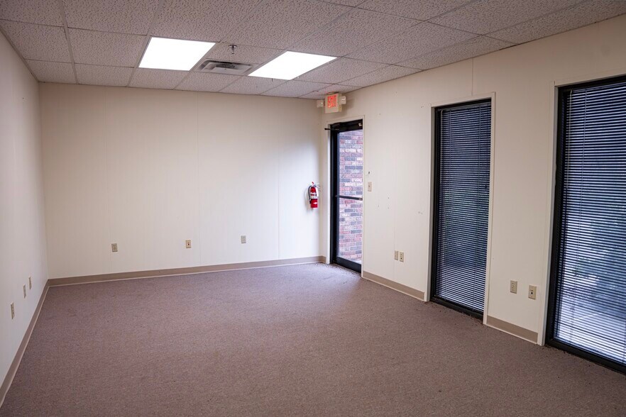 More Photos Of 704 S Illinois Ave, Oak Ridge Unknown For Lease