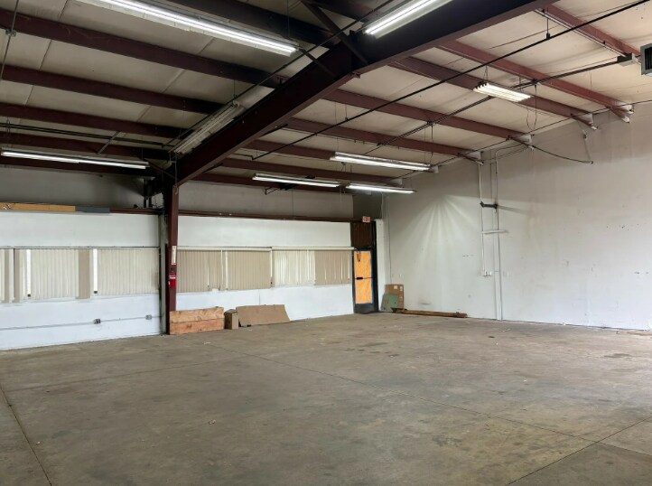 More Photos Of 21495 Russell St, Rockwood Light Distribution For Lease