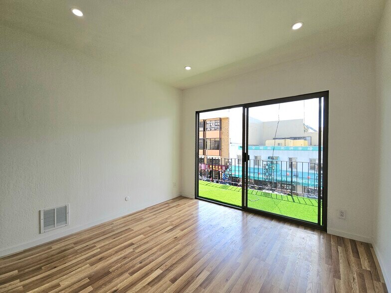 More Photos Of 823 Webster St, Oakland Storefront Retail Residential For Sale