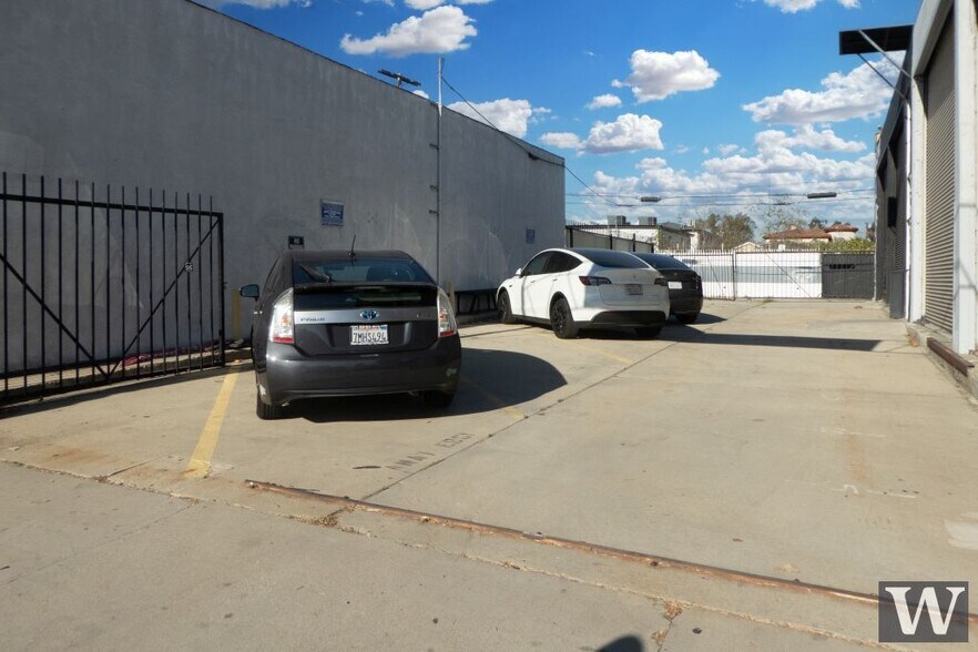 More Photos Of 2656 S La Cienega Blvd, Los Angeles Showroom For Lease