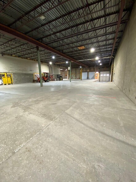 Primary Photo Of 235 Rue Saint-Louis, Warwick Manufacturing For Lease