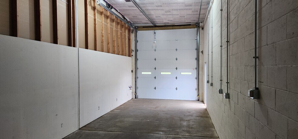 More Photos Of 825 Canal St, Evansville Warehouse For Lease