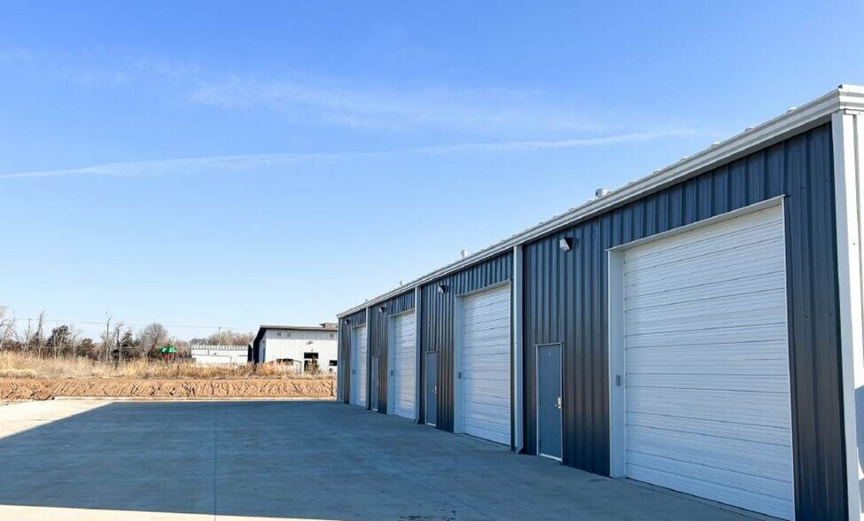 More Photos Of 3729 N Ridgewood St, Wichita Warehouse For Lease