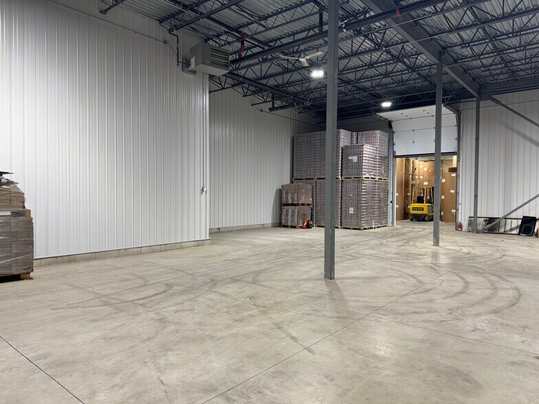 More Photos Of 171 Av Dalcourt, Louiseville Warehouse For Lease