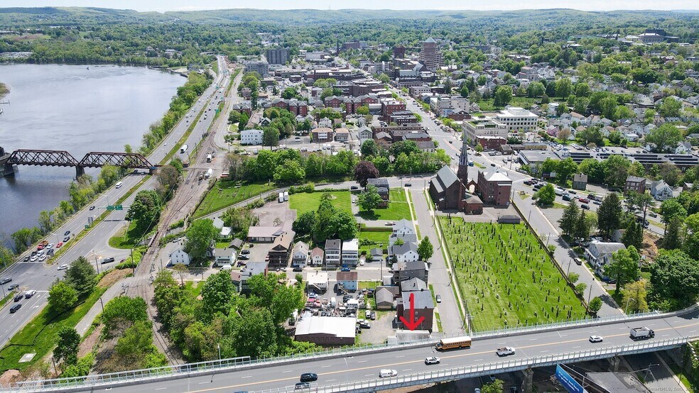 More Photos Of 50 Saint Johns St, Middletown Freestanding For Lease