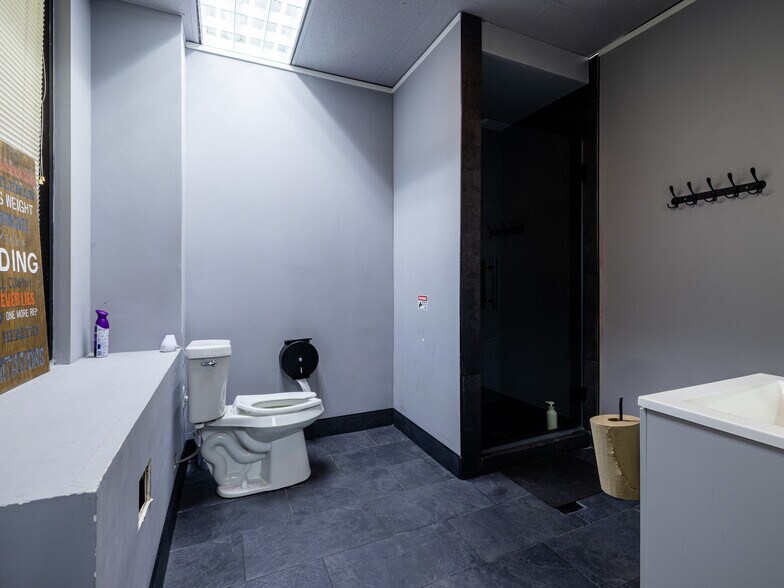 More Photos Of 321 S Persimmon St, Tomball Manufacturing For Lease