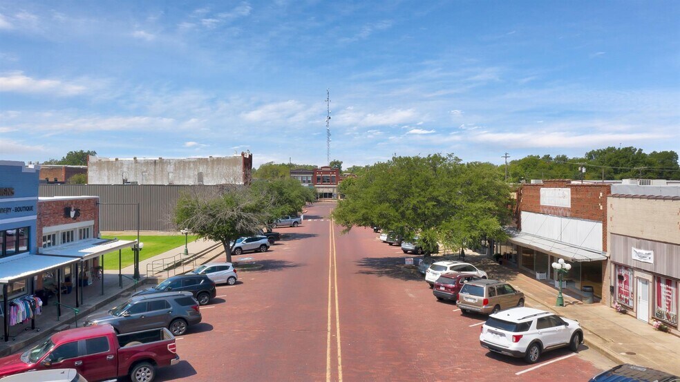 More Photos Of 1136 Main St, Commerce General Retail For Sale