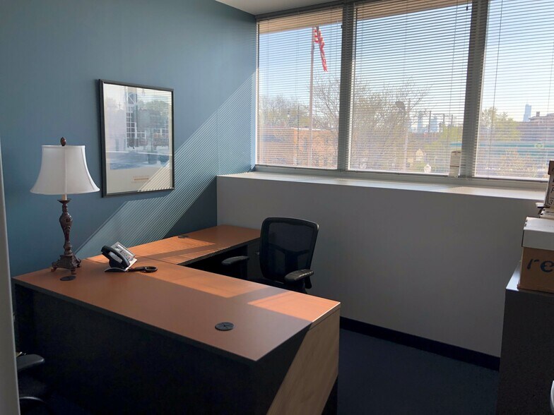 More Photos Of 100 N Western Ave, Chicago Flex For Lease