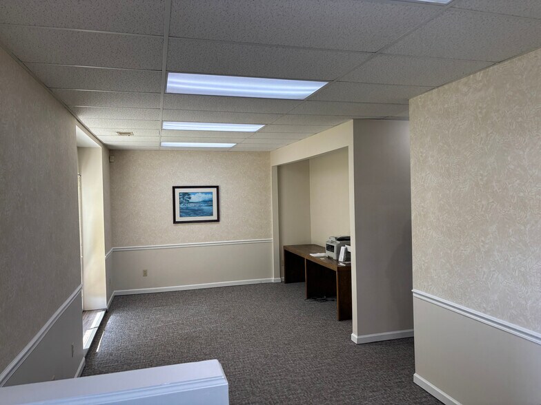 More Photos Of 10835-10845 Bluegrass Pky, Louisville Office For Sale