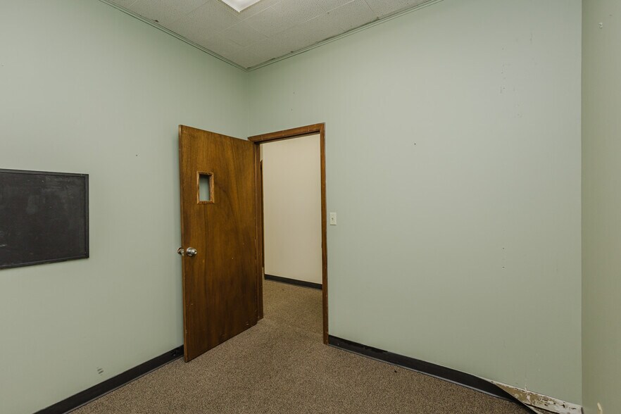 More Photos Of 722 N Main St, Newton Office For Sale
