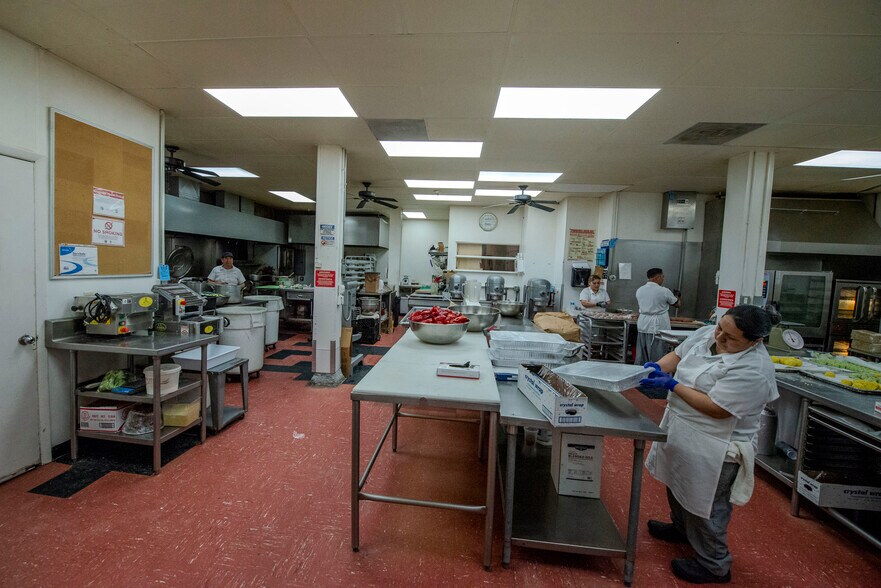 More Photos Of 1419 W Diversey Pky, Chicago Office For Sale