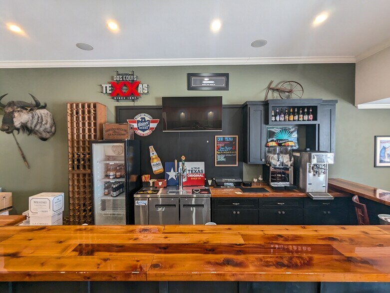 More Photos Of 1465 N Main St, Vidor Freestanding For Sale