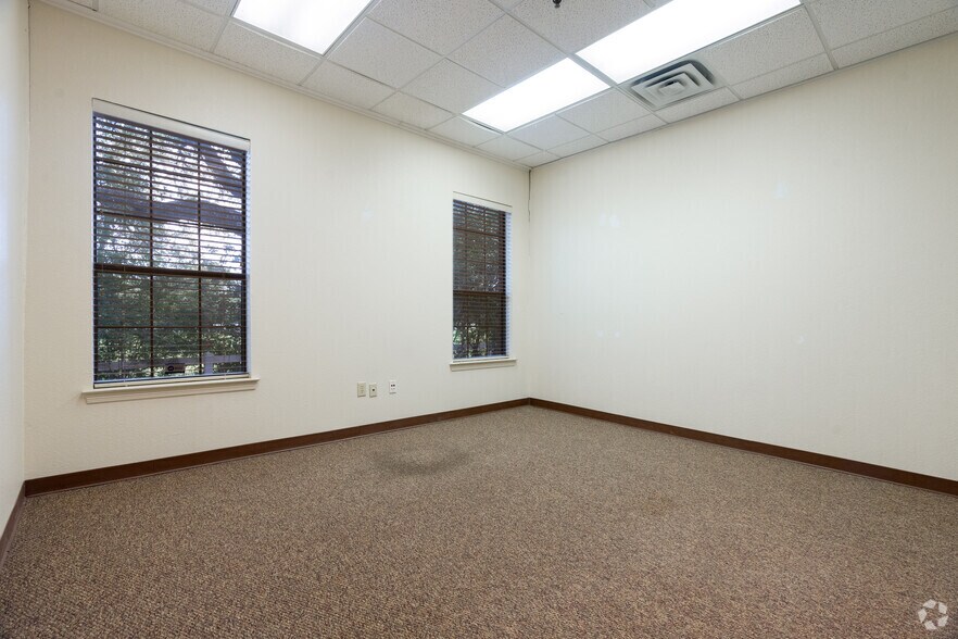 More Photos Of 2921 Country Club Rd, Denton Unknown For Lease