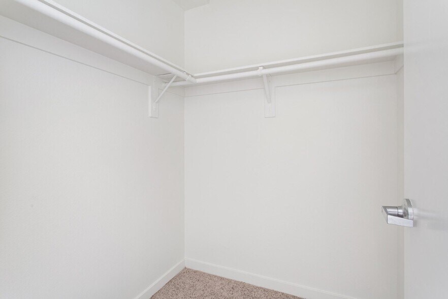 More Photos Of 214 Santa Monica Blvd, Santa Monica Apartments For Lease