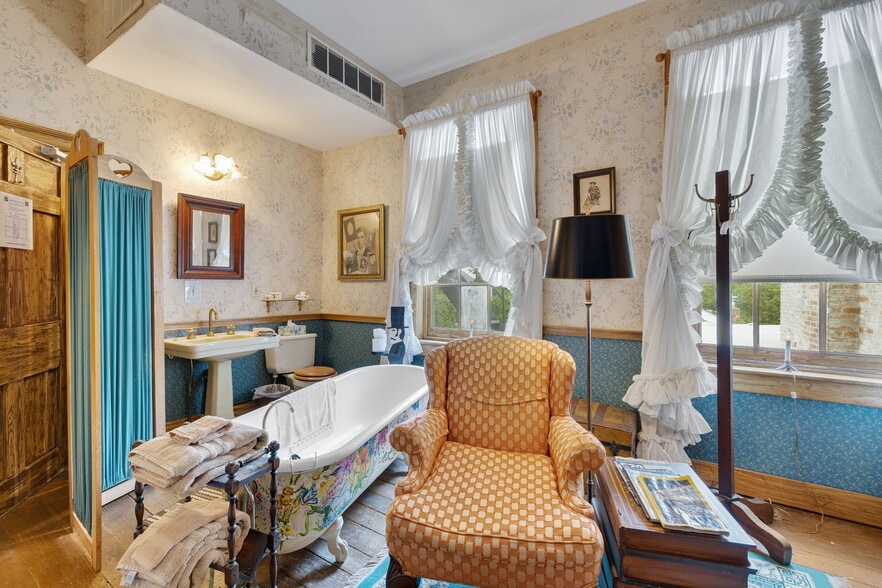 More Photos Of 146 S 3rd St, Ste Genevieve Hospitality For Sale