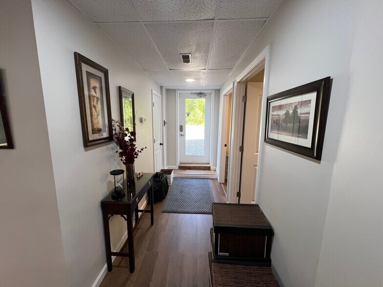 More Photos Of 1522 Oakhurst Dr, Charleston Office For Sale