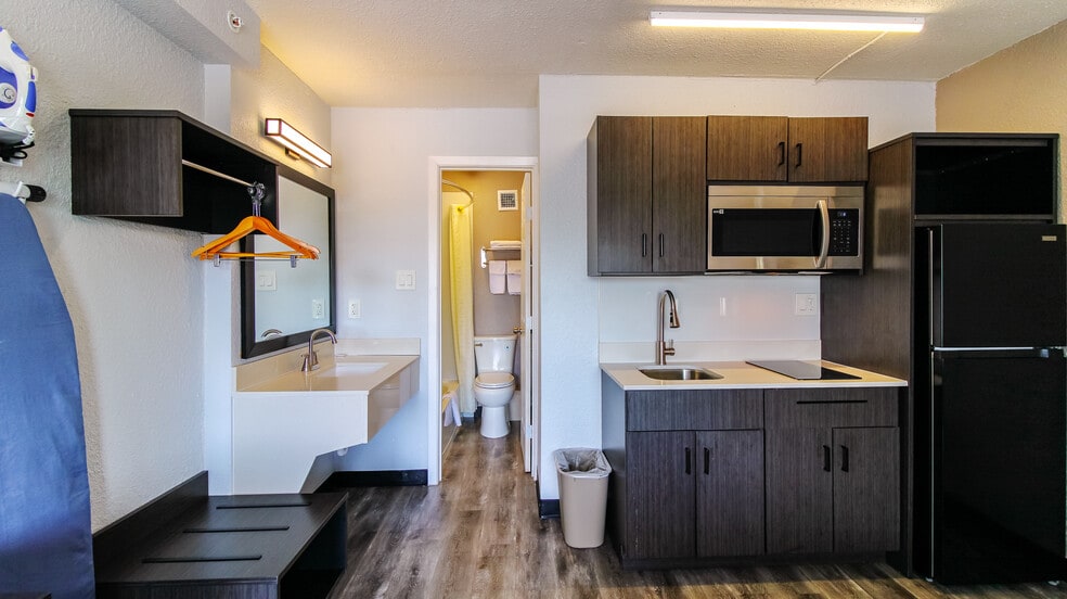 More Photos Of 110 E Highway 6, Alvin Hotel For Sale