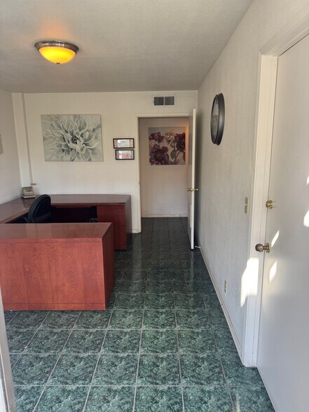 More Photos Of 711 W 17th St, Costa Mesa Light Manufacturing For Sale