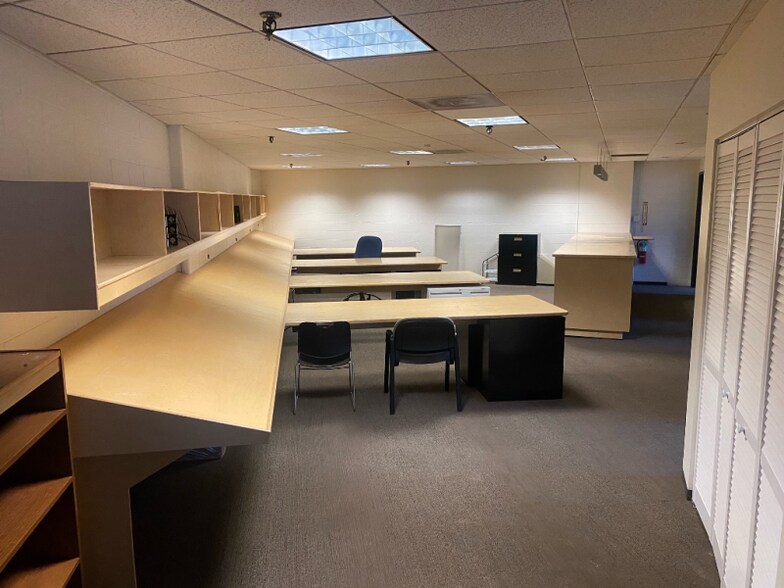 More Photos Of 2455 W Grand Ave, Chicago Warehouse For Lease