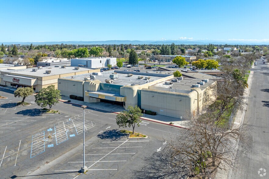 More Photos Of 635 Fairfield Dr, Merced Movie Theatre For Lease