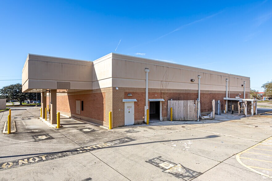 More Photos Of 5501 Crowder Blvd, New Orleans Storefront Retail Office For Lease