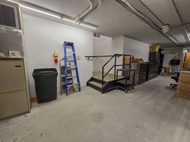 More Photos Of 123 W Highland St, Shawnee Office For Lease